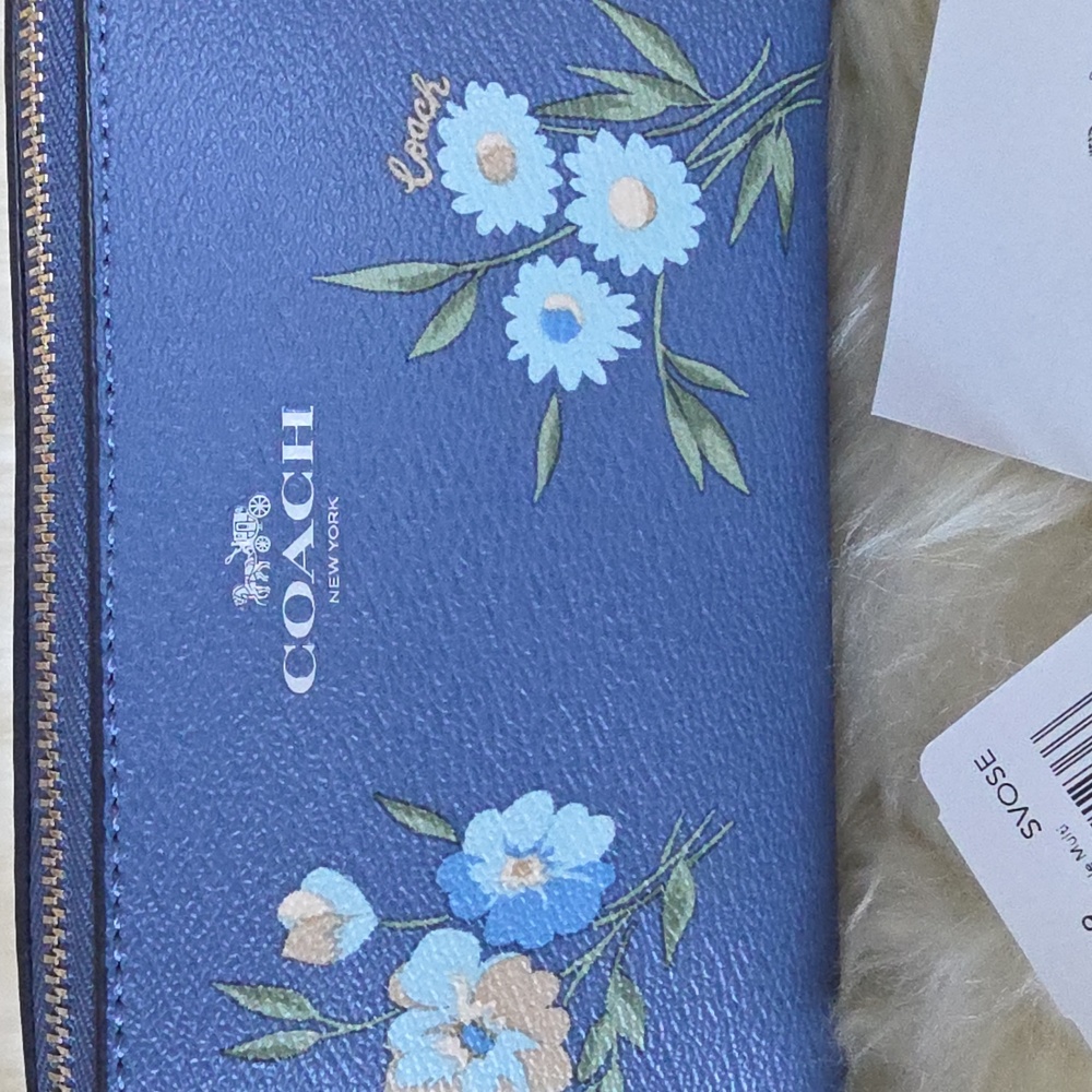 Adorable NWT Coach Tossed Daisy Dark Periwinkle Zippered Cosmetics Case ππΌππ - Picture 2 of 13